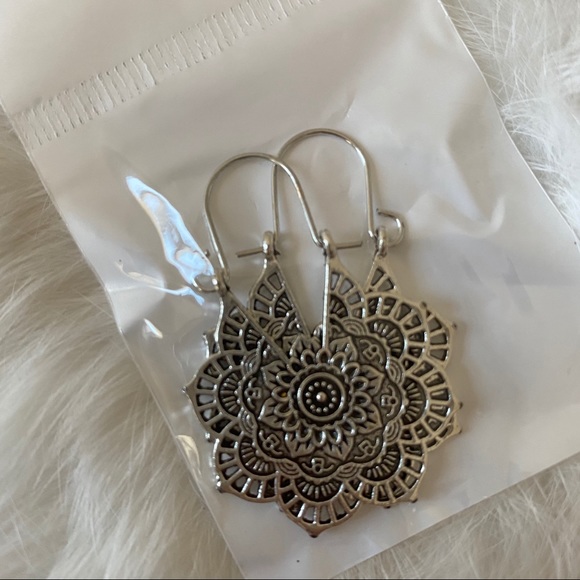 Iris Earrings in Silver - Picture 2 of 5